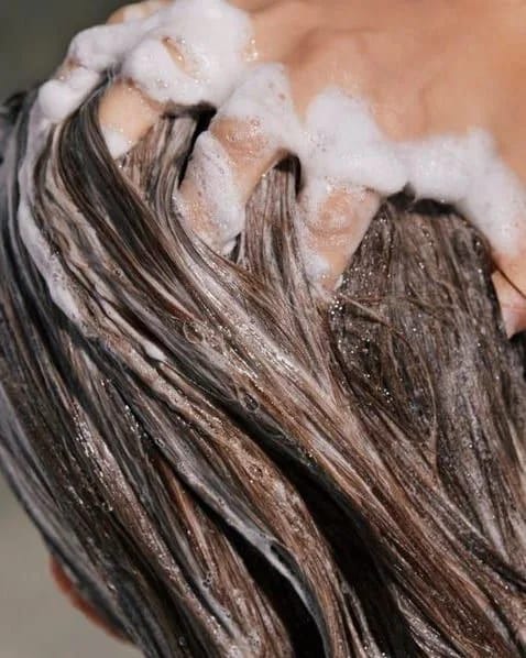 Long wavy blonde balayage hair color