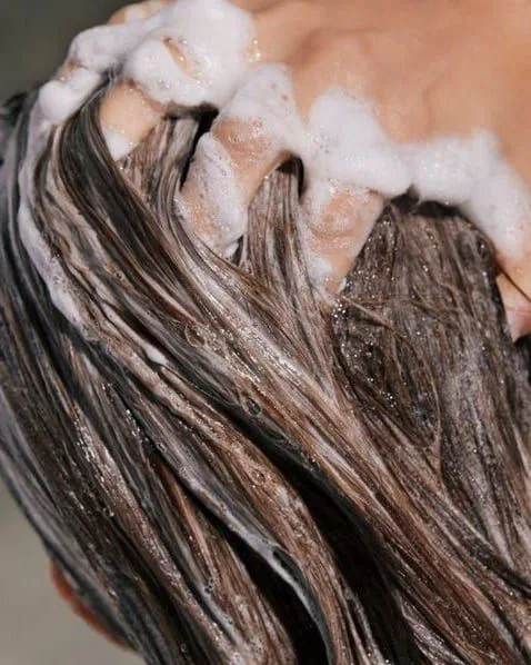 Long wavy blonde balayage hair color